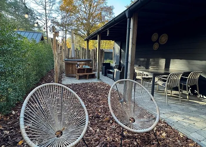 't Boshutje With Hot Tub